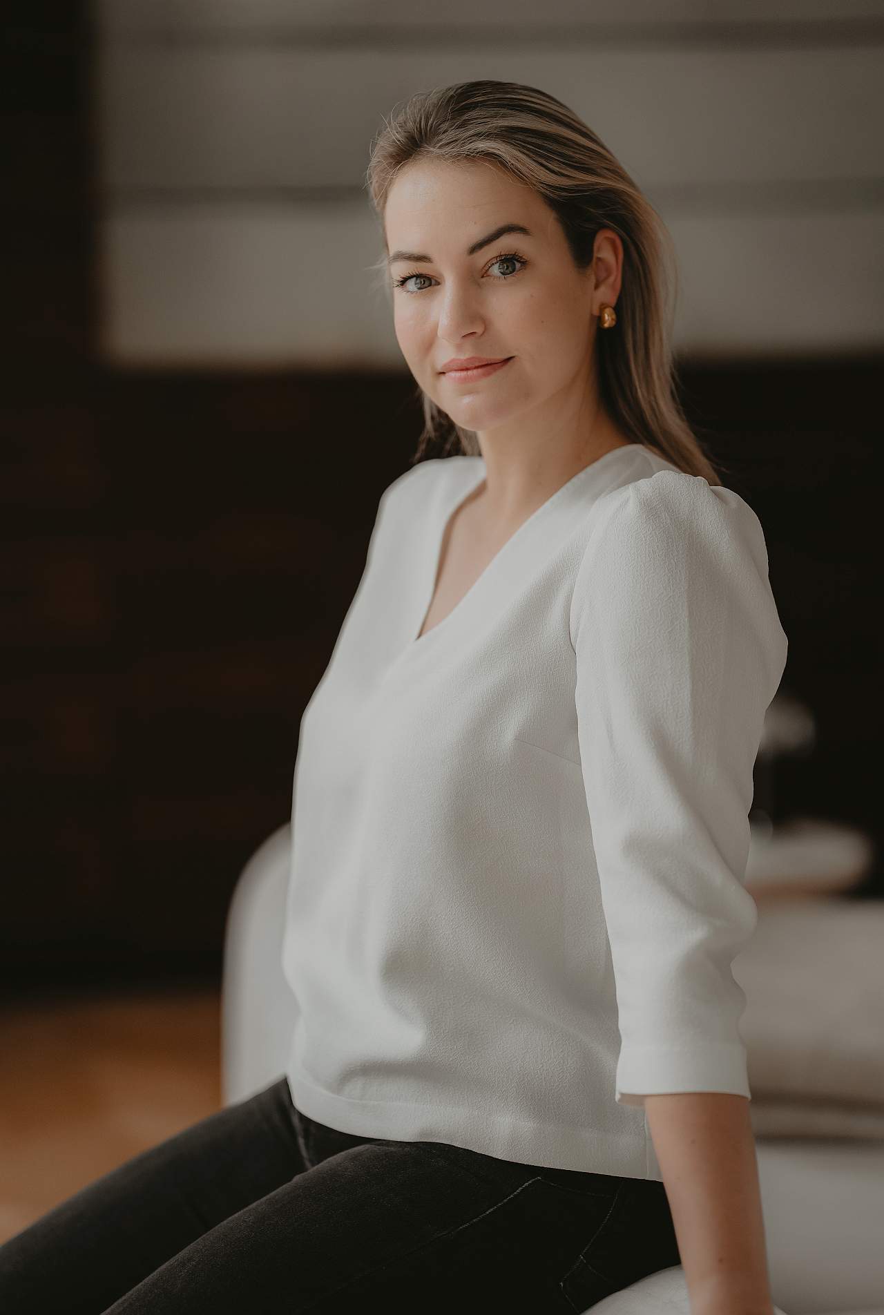 Ines Jansen lächelnd mit Mikrofon